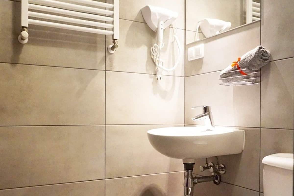 Shower, towels