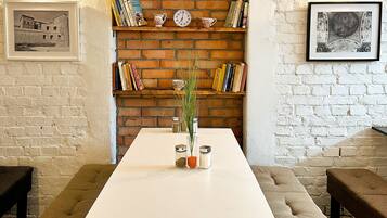 Daily buffet breakfast (PLN 39 per person)