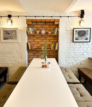 Daily buffet breakfast (PLN 39 per person)