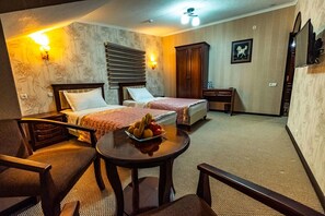 Chambre classique, Plusieurs lits, non-fumeur, vue sur la ville | Coffre-fort, rideaux d’obscurcissement, système d’insonorisation