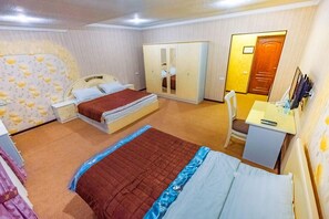 Chambre classique, Plusieurs lits, non-fumeur, vue sur la ville | Coffre-fort, rideaux d’obscurcissement, système d’insonorisation