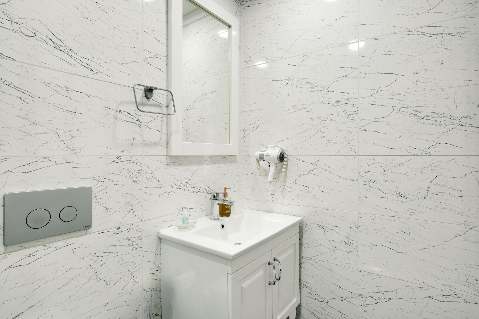 standard triple room | bathroom | shower, rainfall showerhead, free toiletries, hair dryer