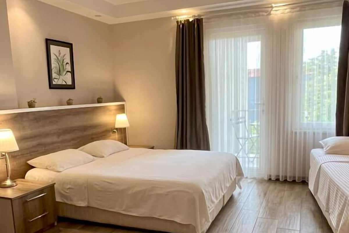 Tremannsrom – standard | Minibar, skrivebord, skrivebord for bærbar PC og strykejern/-brett