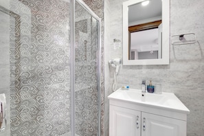 Standard Quadruple Room, Multiple Beds, Non Smoking | Bathroom | Shower, rainfall showerhead, free toiletries, hair dryer