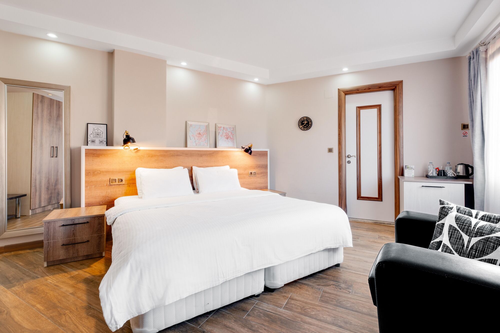 Minibar, escritorio y espacio para trabajar con laptop 