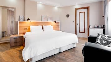 Minibar, escritorio y espacio para trabajar con laptop