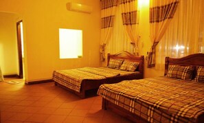 Muebles diferentes, escritorio, wifi gratis y ropa de cama