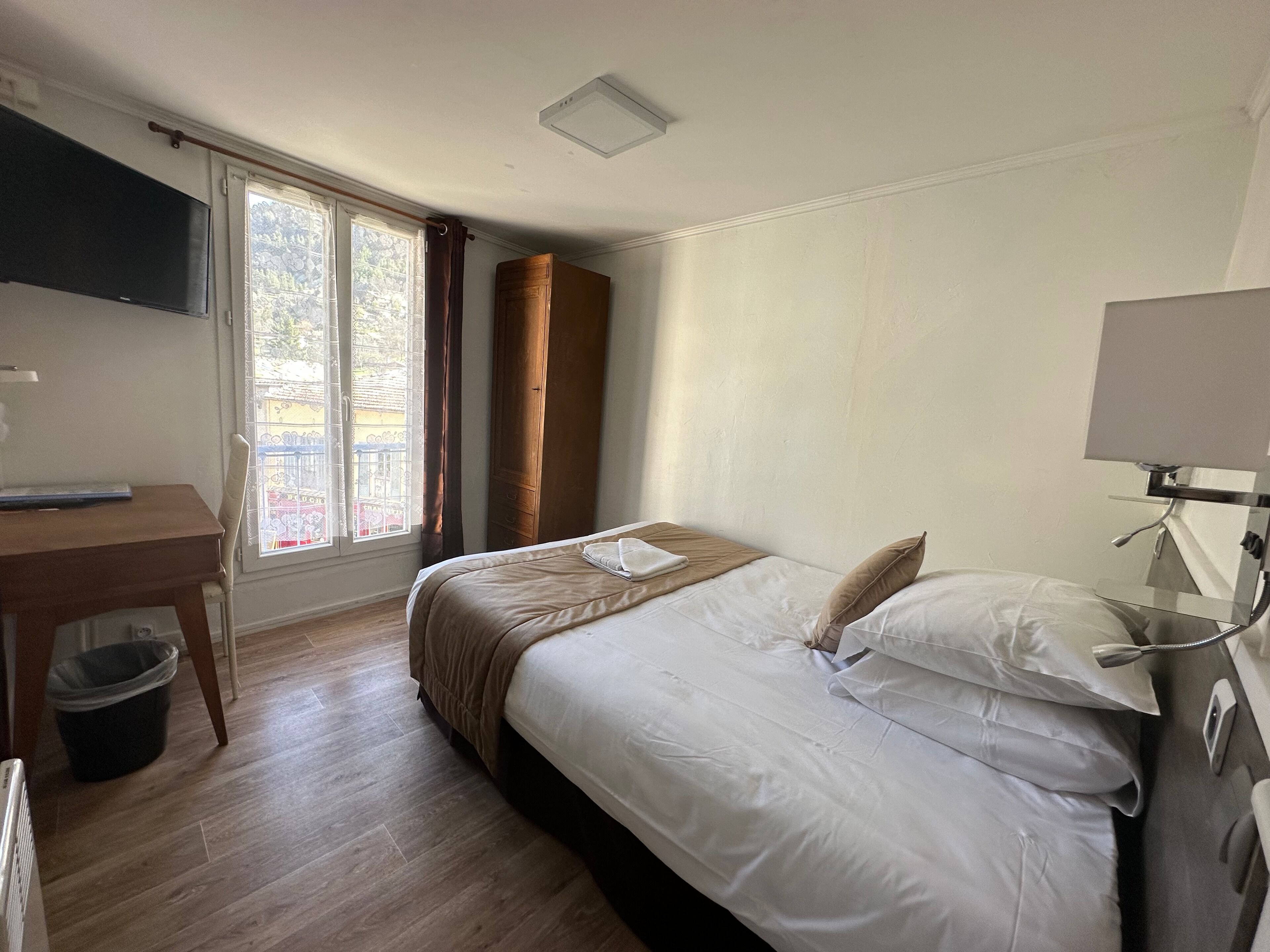 superior single room | desk, laptop workspace, free wifi, bed sheets