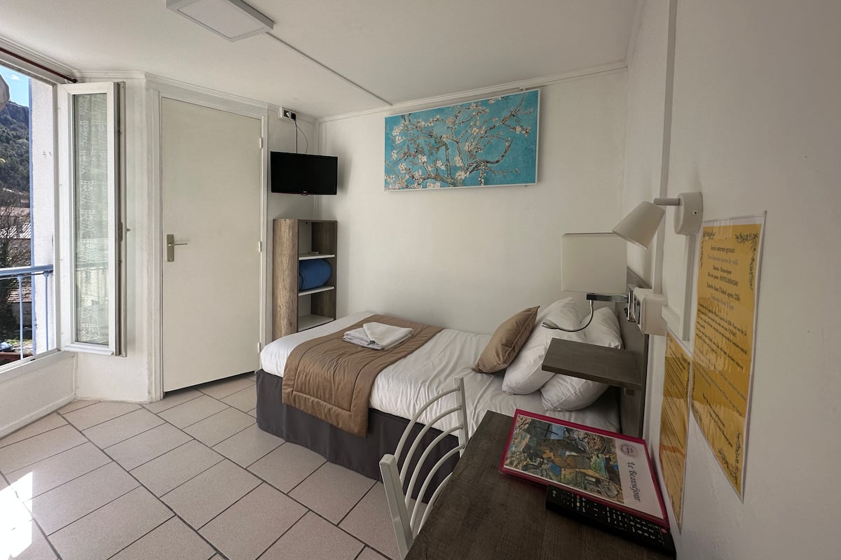 Single Room | Desk, laptop workspace, free WiFi, bed sheets