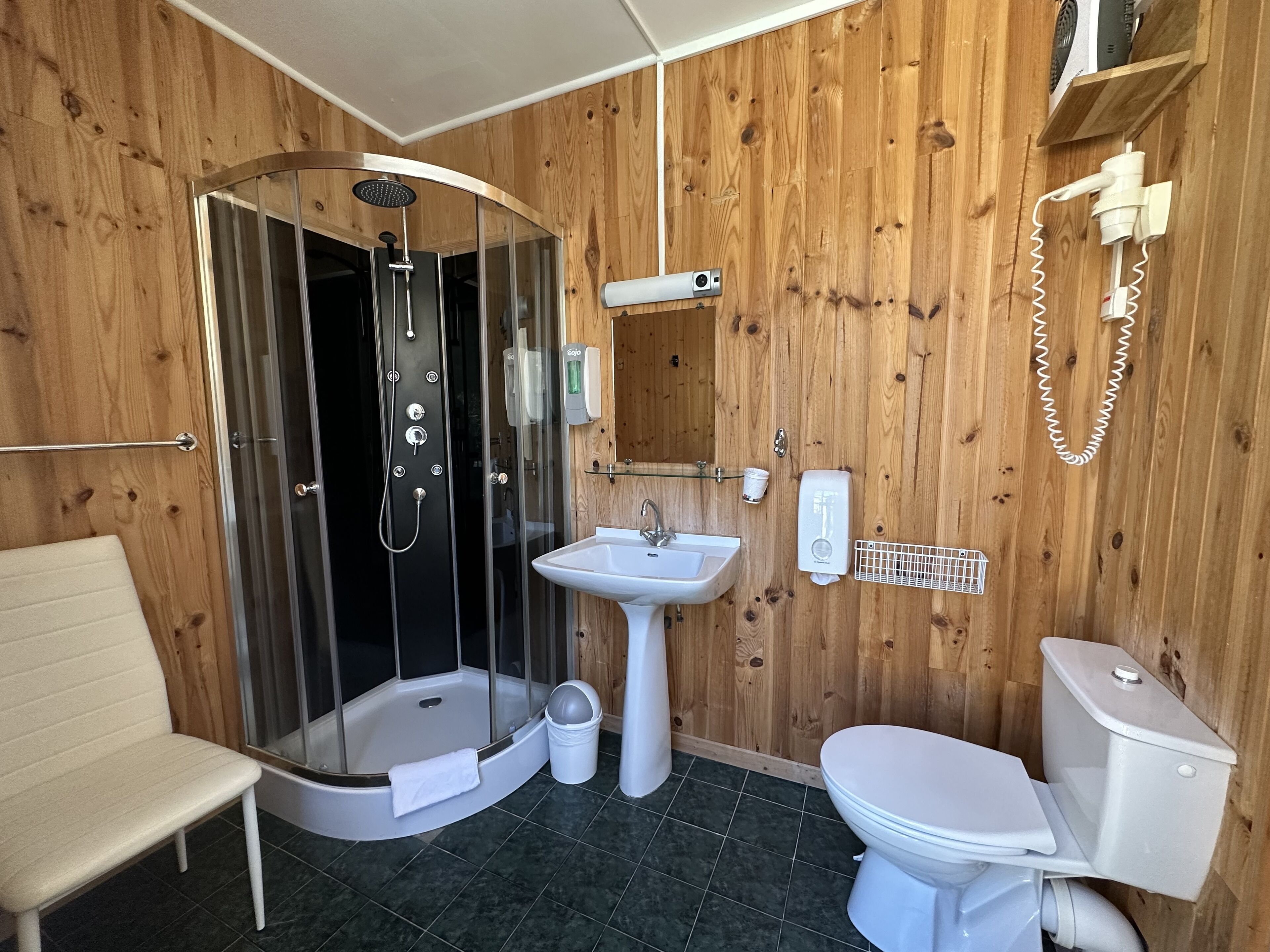 chambre double avec balcon | bathroom | shower, hair dryer, towels