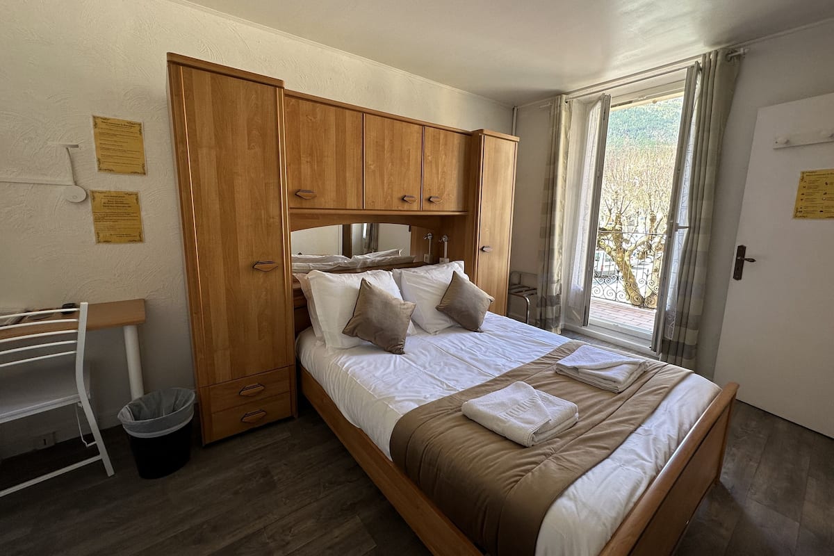 Chambre Double avec Balcon | Desk, laptop workspace, free WiFi, bed sheets