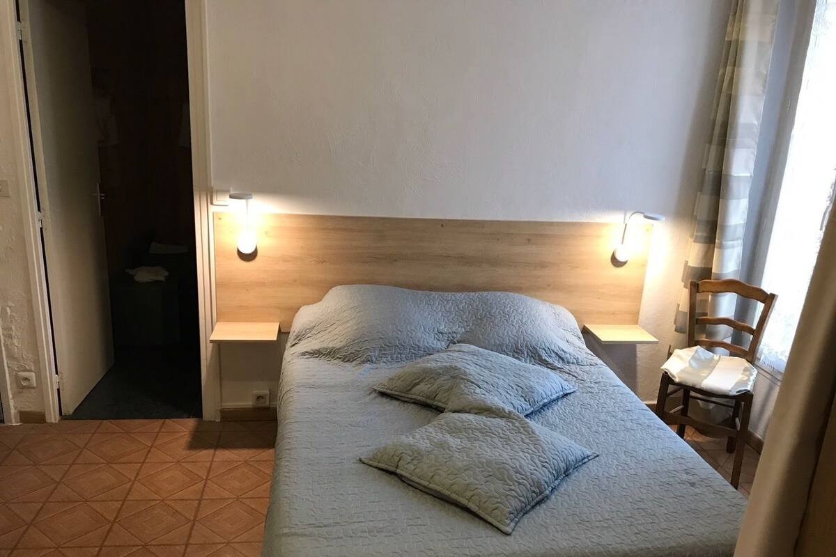 Escritorio, espacio para trabajar con laptop y wifi gratis 