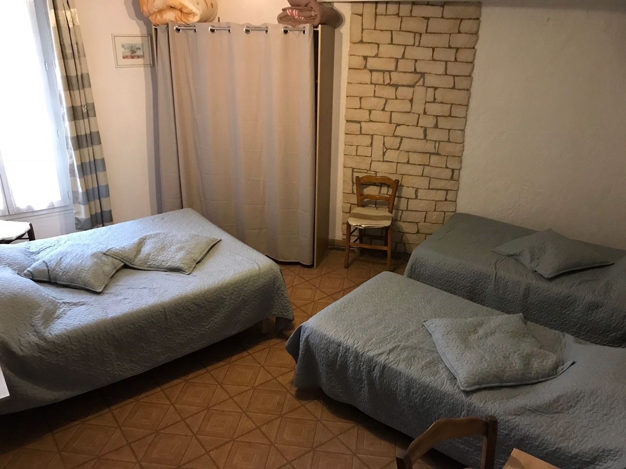 quadruple room | desk, laptop workspace, free wifi, bed sheets