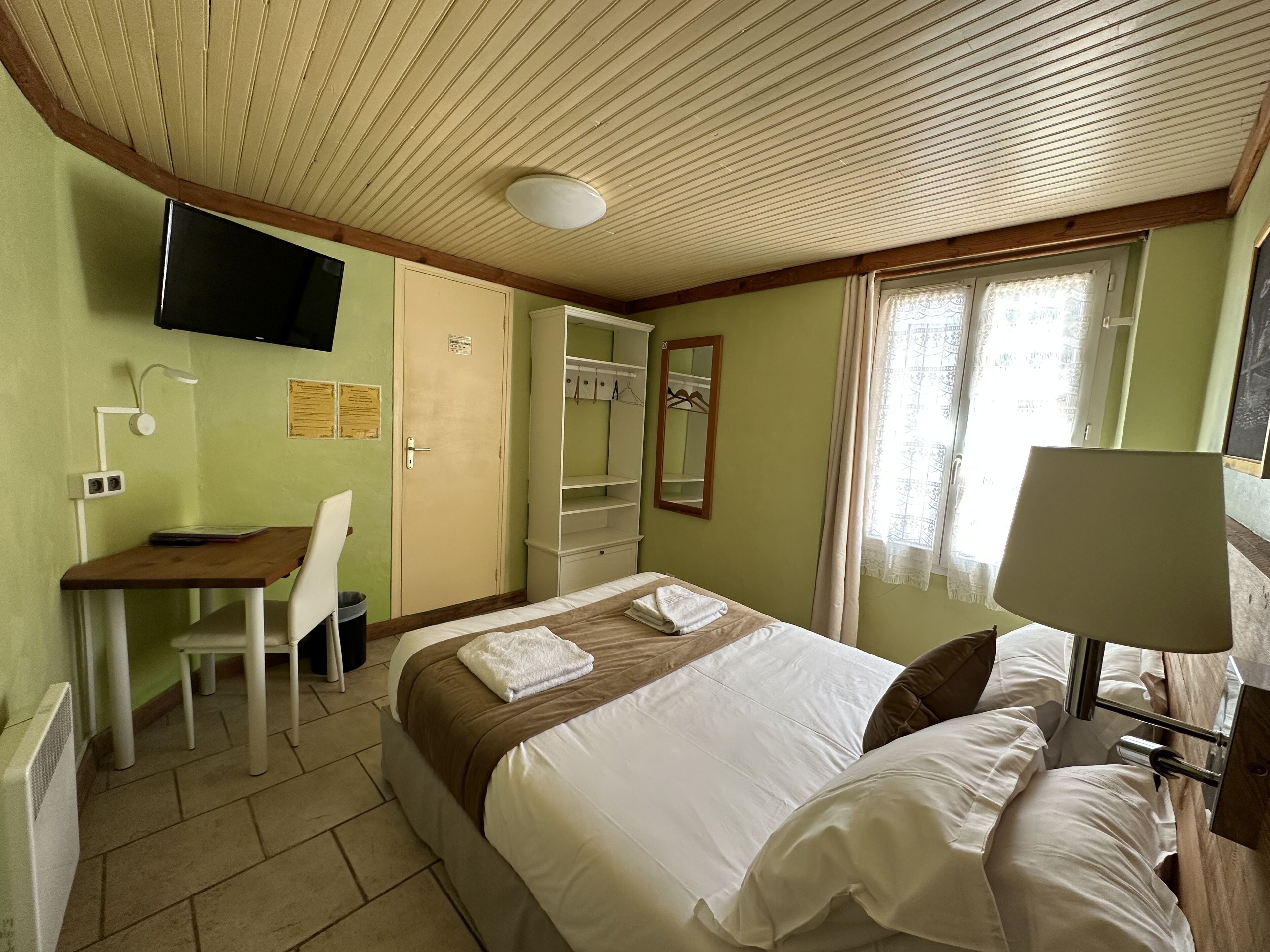 double room | desk, laptop workspace, free wifi, bed sheets