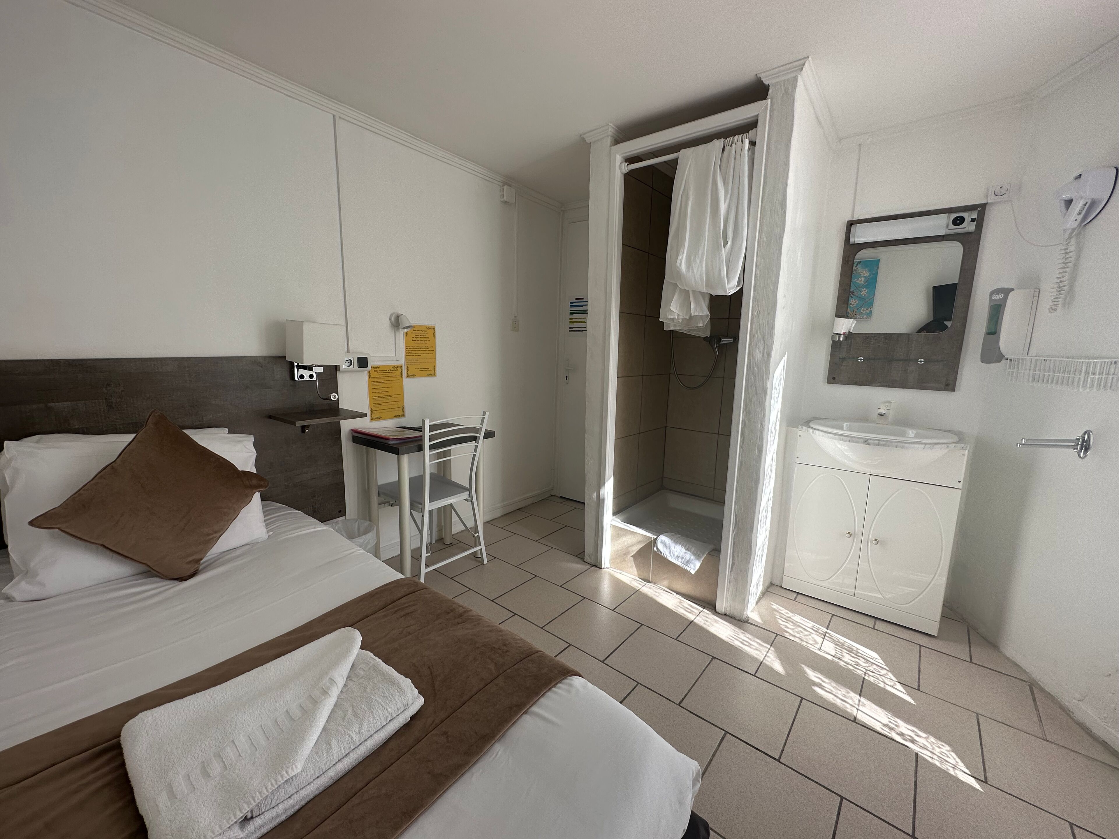 single room | desk, laptop workspace, free wifi, bed sheets