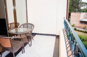 Outdoor dining - furnished 2 bedroom apartment  (nairobi)