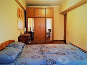 3 quartos, escrivaninha, ferros/tábuas de passar roupa