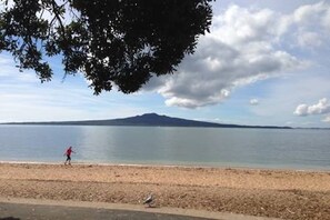 Beach - Auckland lives in an idyllic setting by the sea!  (Mairangi Bay)