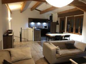 TV, books, stereo - Rare! Mas en pierre 4 bedrooms /2 bathrooms, garden, heated pool, in the heart of Goudargues (Goudargues)
