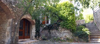 Rare! Mas en pierre 4 bedrooms /2 bathrooms, garden, heated pool, in the heart of Goudargues