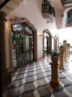 Interior entrance - Hotel Hacienda Los Narcisos (San Juan de los Lagos)