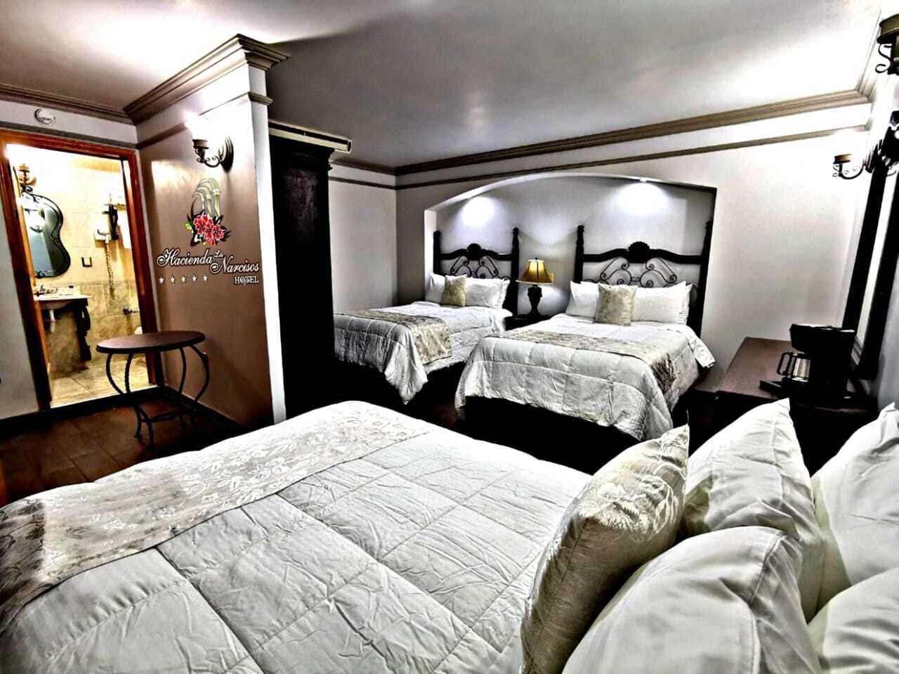 Minibar, caja de seguridad en la habitación, wifi gratis y ropa de cama 
