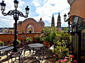 Terrace/patio - Hotel Hacienda Los Narcisos (San Juan de los Lagos)
