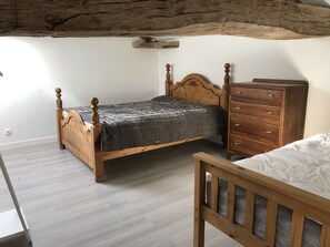 4 bedrooms, iron/ironing board, WiFi, bed sheets