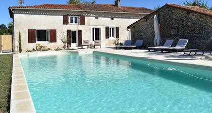 Propriété en pierre avec piscine au sel, 4 chambres, 3 douches, 9 personnes