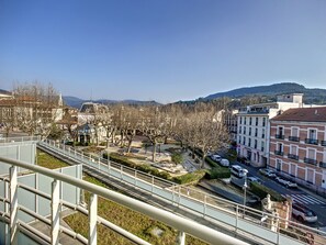 Eine Stadtansicht mit einer Brücke, Gebäuden und einem Park.