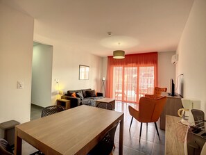 TV - Air-conditioned F2 apartment with parking, Wi-Fi, pets allowed, near center and Spa (Lamalou-les-Bains)