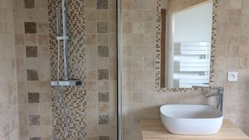 Een douche, een haardroger, handdoeken, zeep