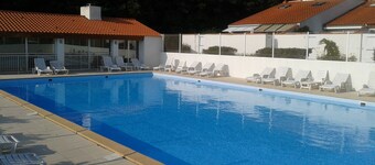 Pretty maisonette with swimming pool and tennis in a private residence