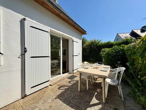 Outdoor dining - Quiet 4-room house, near St Colomban beach, pets allowed (Carnac)