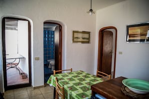 Apartment, Meerblick | Wohnbereich | Fernseher