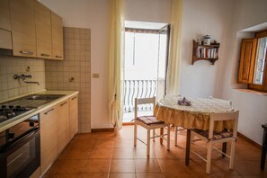 Doppelzimmer, Balkon | Eigene Kochnische | Großer Kühlschrank, Herdplatte, Wasserkocher mit Kaffee-/Teezubehör