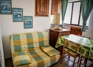 Apartment, Meerblick | Essbereich im Zimmer
