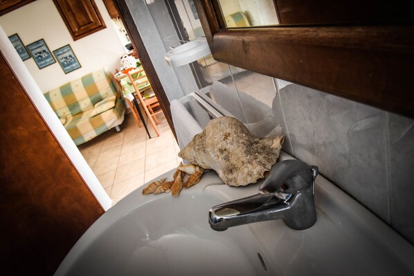Double Room, Balcony | Bathroom | Shower, rainfall showerhead, hair dryer, towels - Casa Giuliana (Lipari)