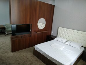 Suíte standard | 1 quarto, escrivaninha, quartos à prova de som, Wi-Fi de cortesia