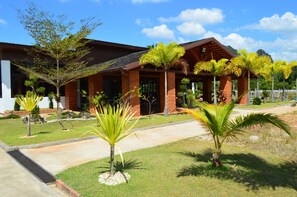 Petit déjeuner et déjeuner servis sur place, spécialités Cuisine locale