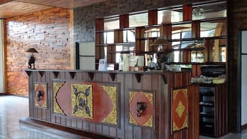 Breakfast and lunch served, local cuisine