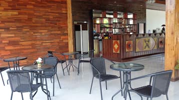Breakfast and lunch served, local cuisine