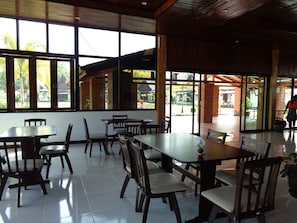 Café da manhã e almoço, culinária local