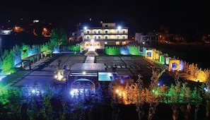 Fassade der Unterkunft – Abend/Nacht