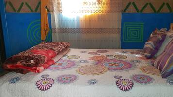 Habitación básica doble | Espacio para trabajar con laptop y tabla de planchar con plancha