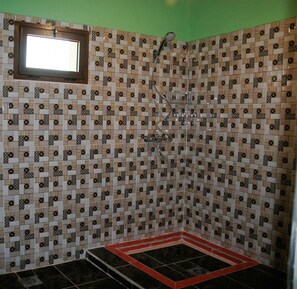 Basic-Doppelzimmer | Dusche im Bad