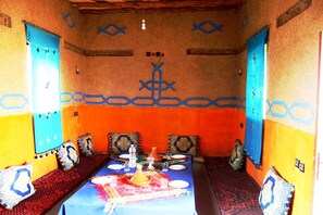 Breakfast, lunch and dinner served - Kasbah Casa Khamlia (Taouz)