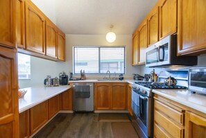 Køleskab/fryser i fuld størrelse, mikrobølgeovn, ovn, kogeplade