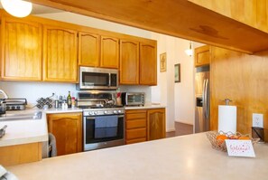 Full-sized fridge, microwave, oven, stovetop