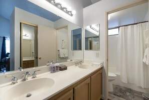 Separat badekar og bruser, dybe badekar, hårtørrer, håndklæder